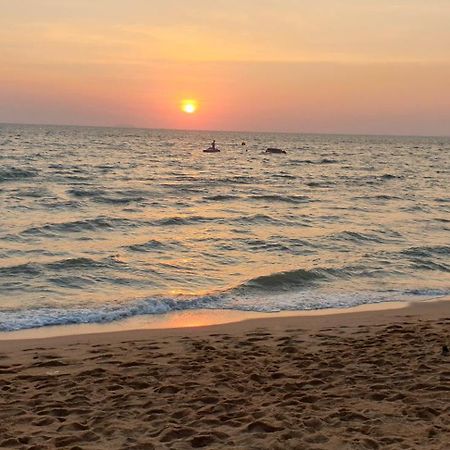 Dusit Grand Condo View Pantai Jomtien Bagian luar foto