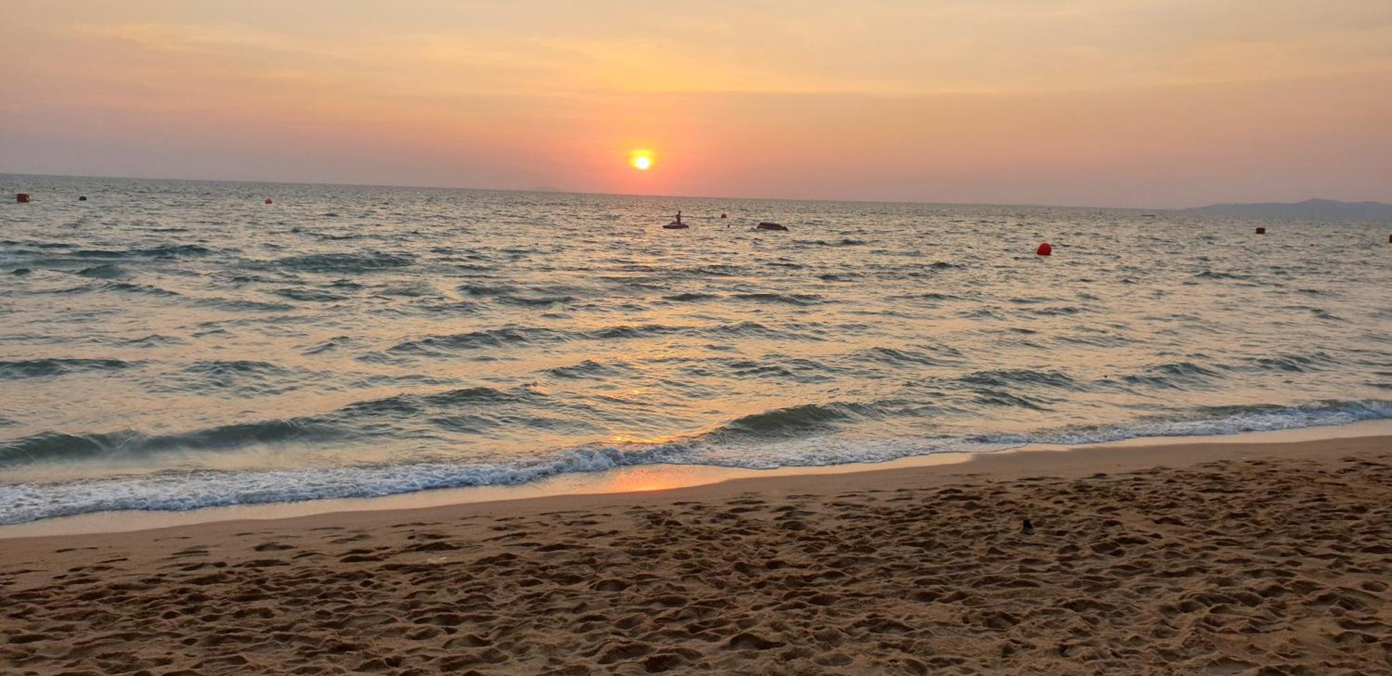Dusit Grand Condo View Pantai Jomtien Bagian luar foto